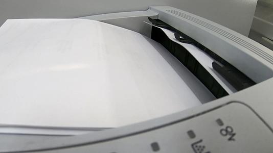 使用激光喷雾打印机打印办公室文件视频的预览图