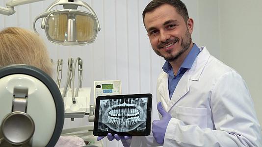 牙科牙医在X光片上承认牙齿健康视频的预览图