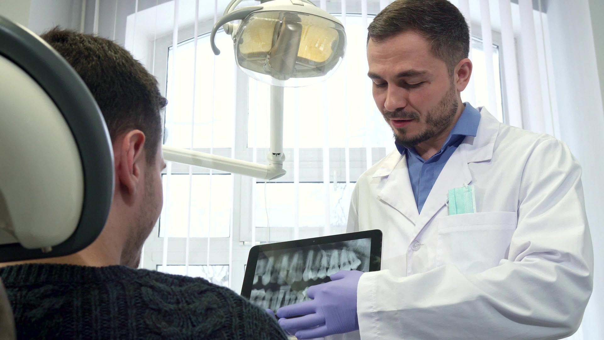 牙科专家在触摸屏上移动图像视频的预览图