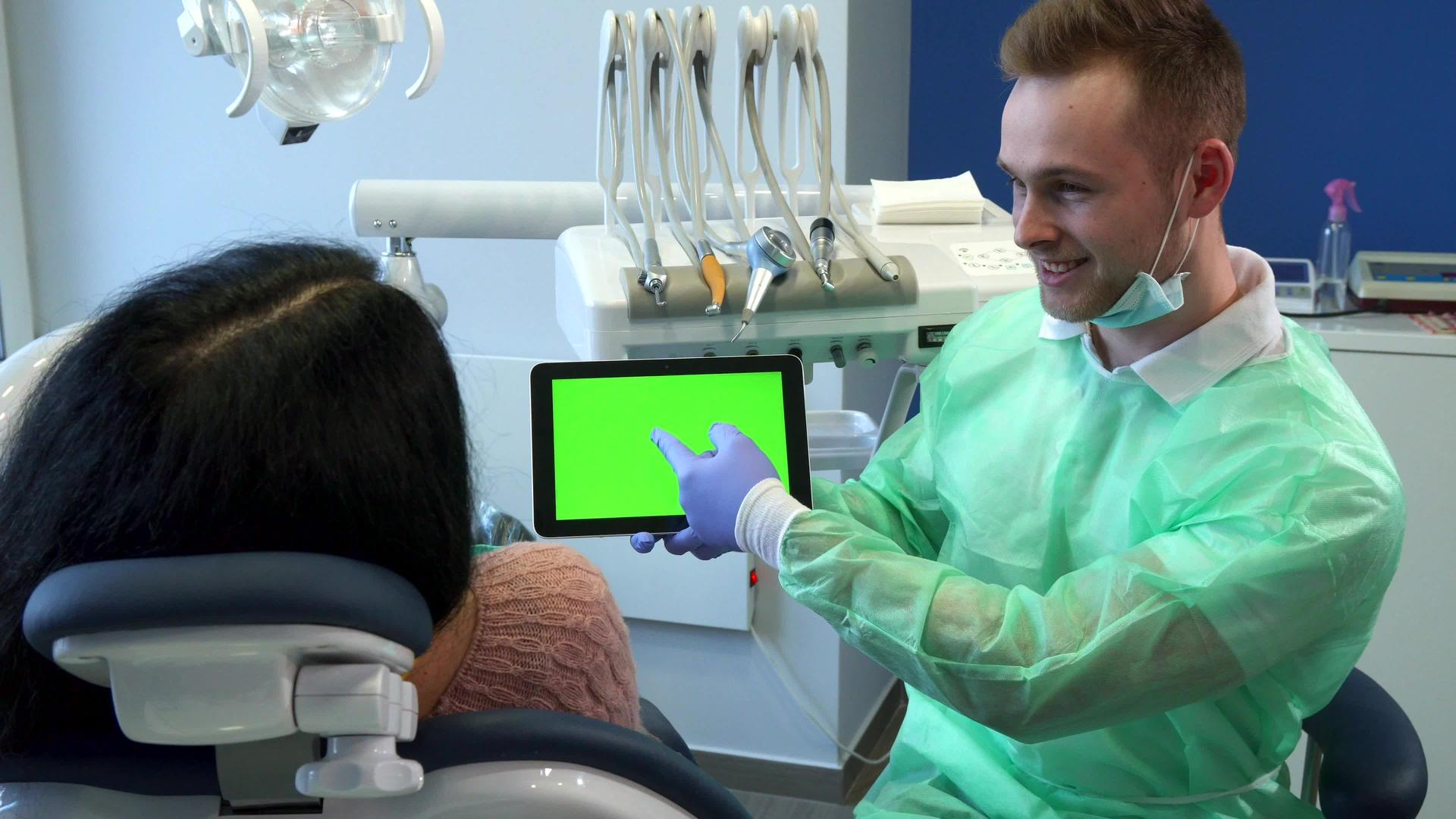 牙医把手指放在平板电脑屏幕上视频的预览图