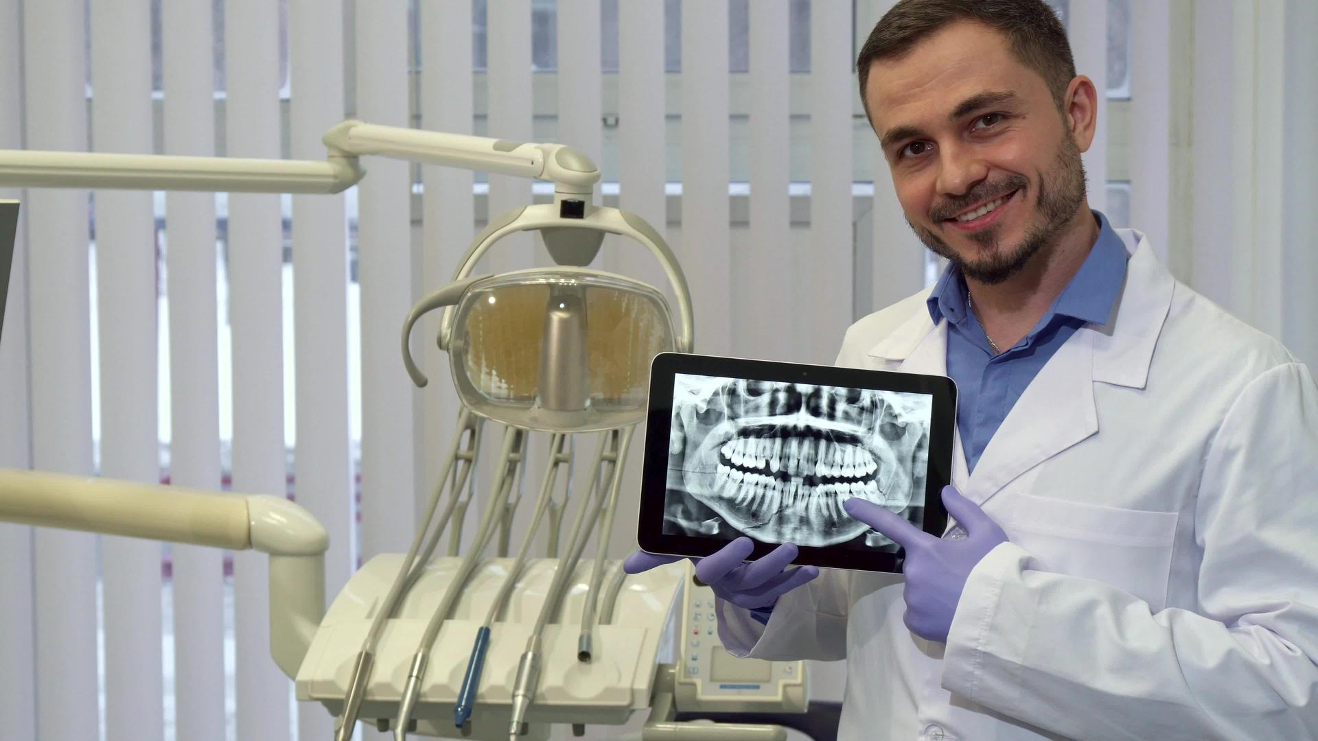 牙医用X光片指着他的手指视频的预览图