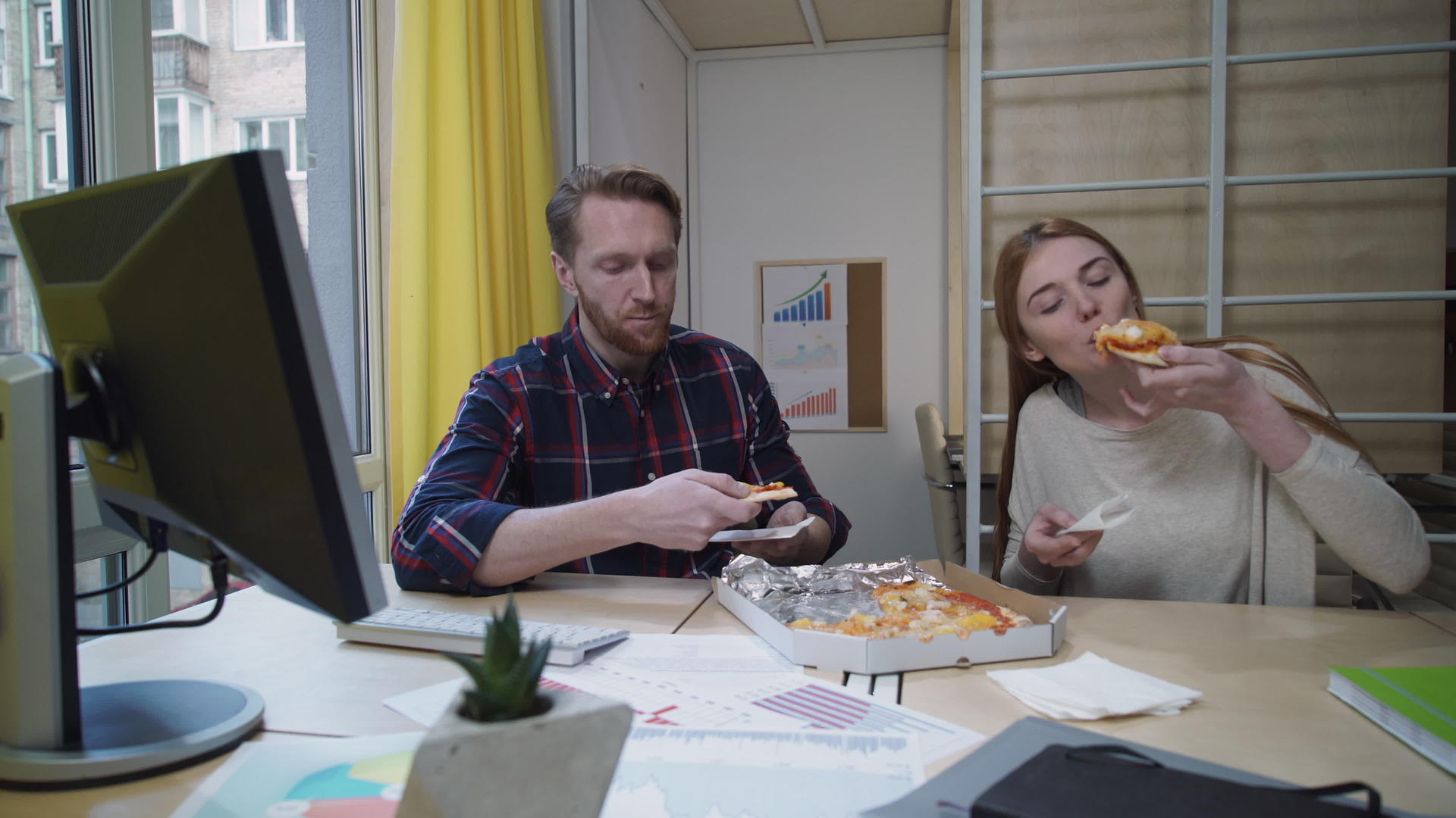 男人和女人在工作场所吃披萨视频的预览图
