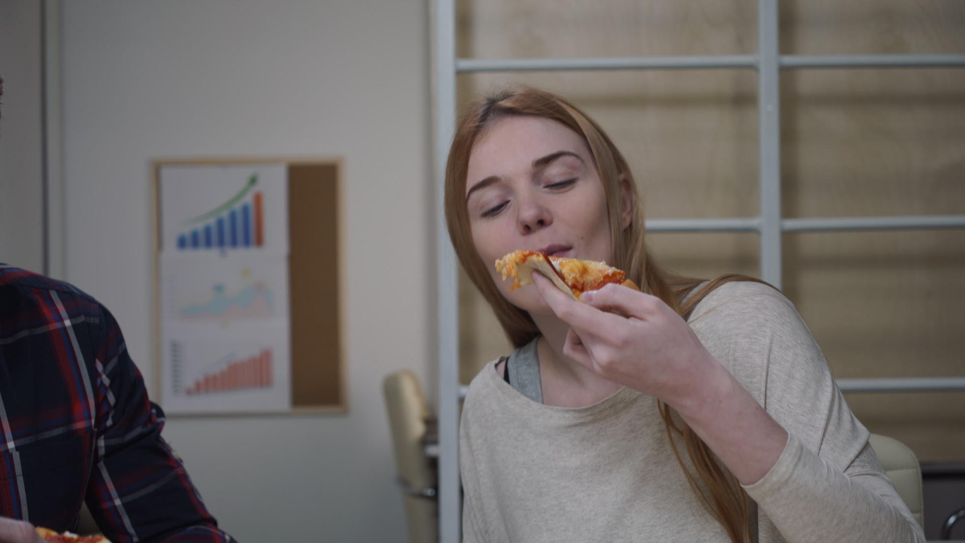 工人在办公室吃披萨视频的预览图