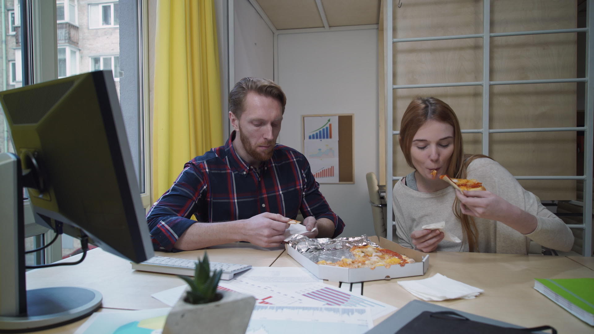 工人们在工作场所的办公室里吃披萨视频的预览图