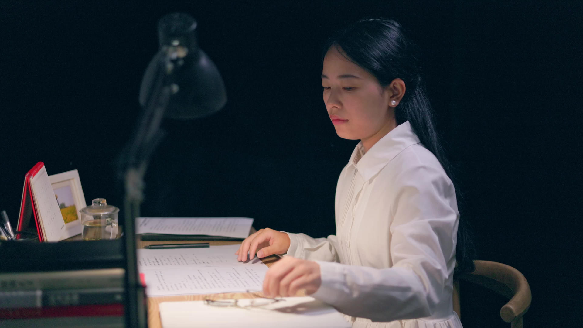 教师节青年教师深夜批改作业视频素材视频的预览图