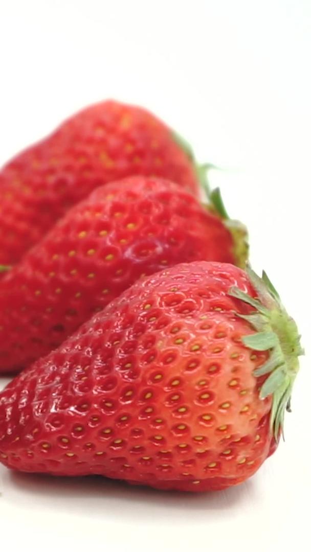 水果草莓切面合集水果视频的预览图