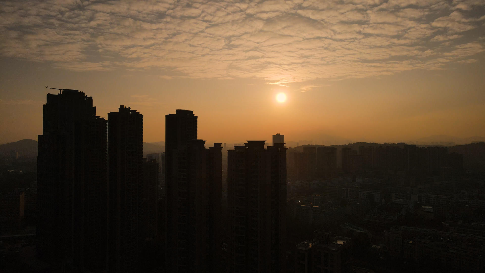 4K城市高楼建筑日出剪影卷积云镜头组视频的预览图