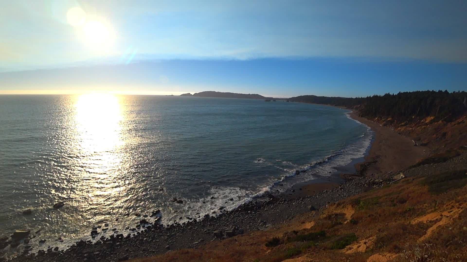 在空中观察加州的海岸海洋和日落视频的预览图