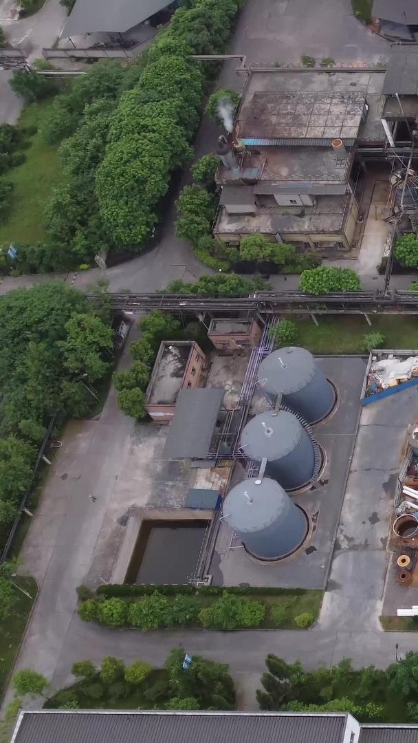 从航拍俯视角度看工业园区化工素材视频的预览图