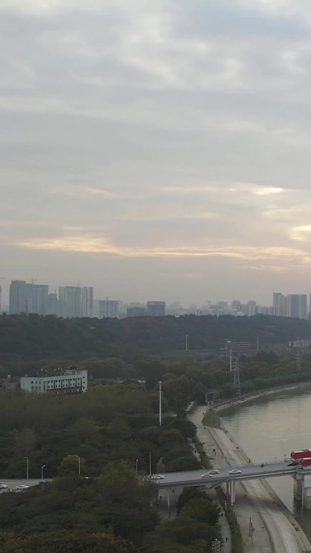 航拍日落日落天空下的汉江桥梁交通道路素材视频的预览图