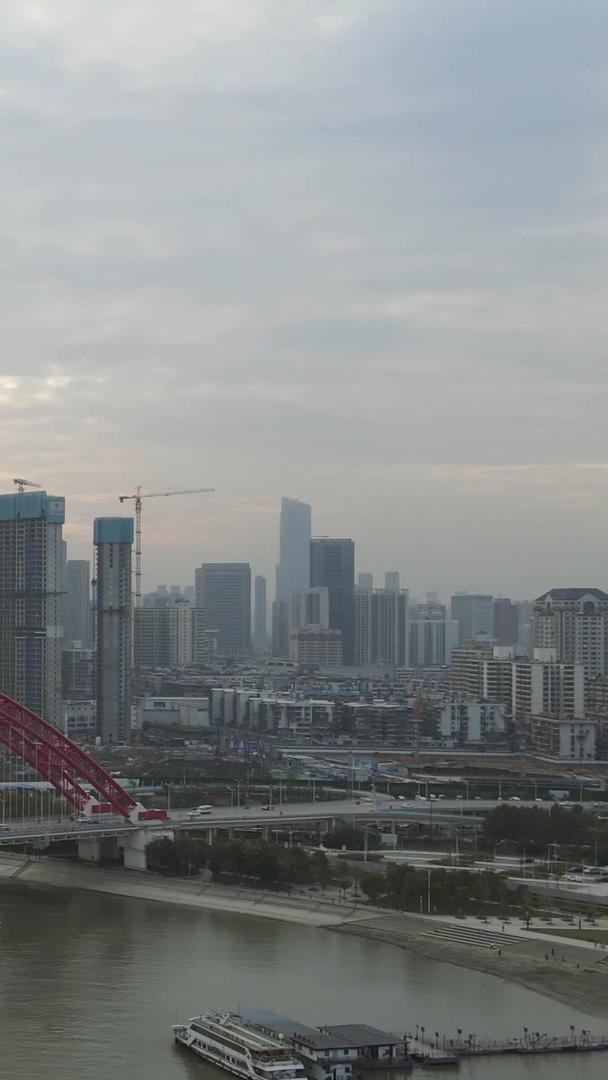 航拍日落日落天空下的汉江桥梁交通道路素材视频的预览图