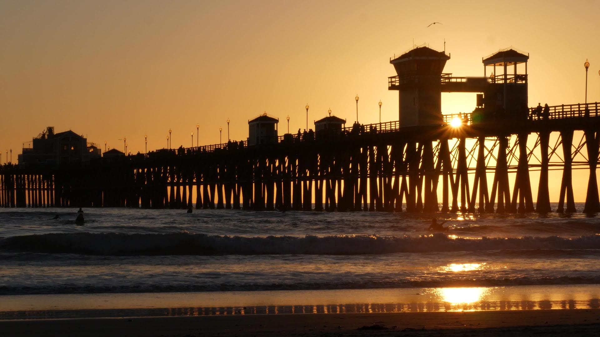 加利福尼亚州日落时的码头剪影视频的预览图