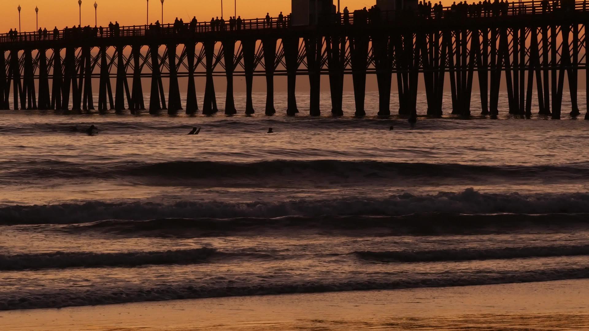 日落时的码头剪影视频的预览图