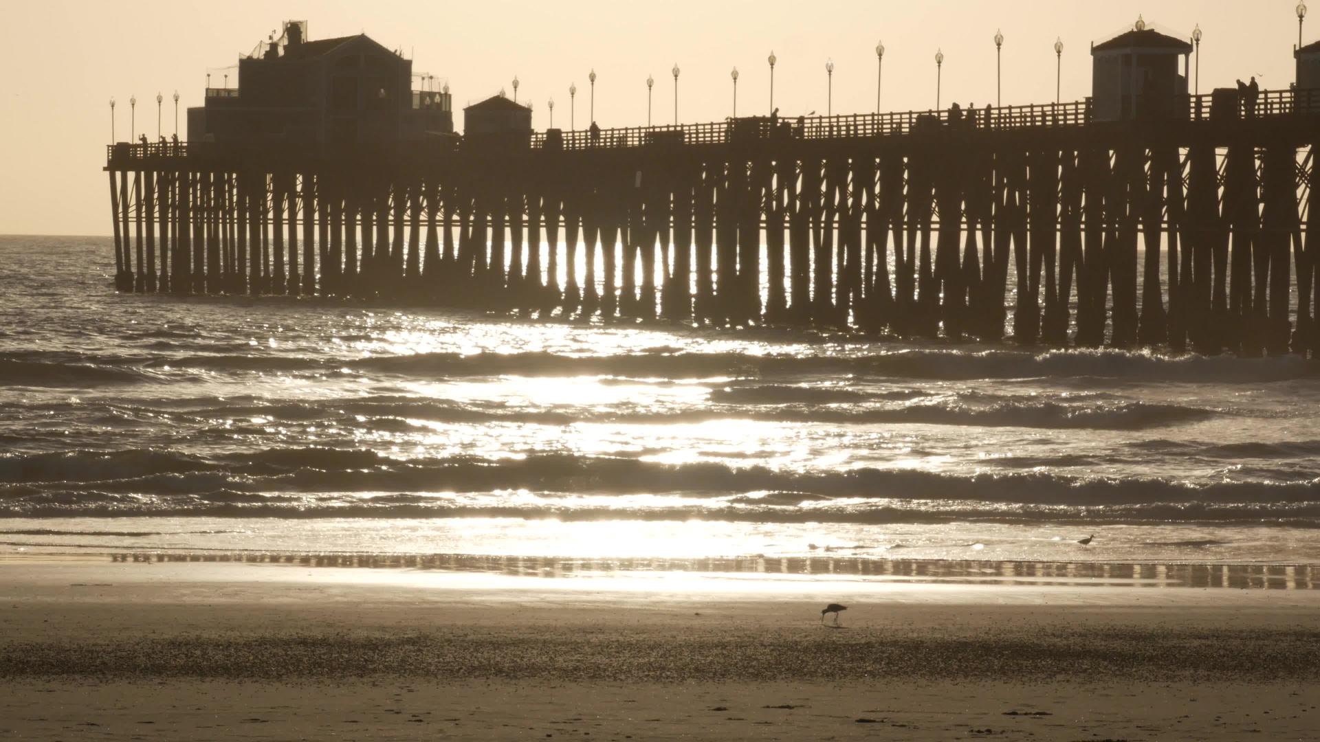日落时双光周加州海滨海洋热带海滩视频的预览图