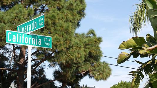十字路口的加利福尼亚街道标志视频的预览图