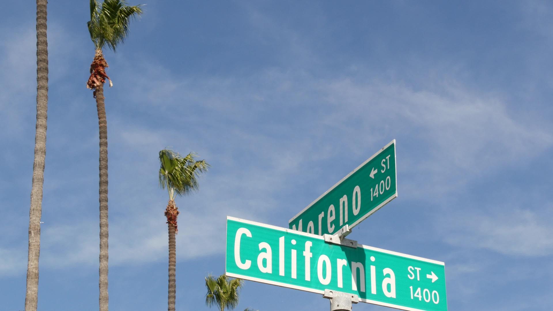 加利福尼亚十字路口的街道标志在十字路口的路标上刻字是夏季旅行和假期的象征美国旅游胜地洛杉矶附近城市的著名品牌视频的预览图