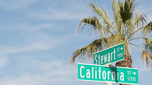 加利福尼亚十字路口的街道标志在十字路口的路标上刻字是夏季旅行和假期的象征美国旅游胜地洛杉矶附近城市的著名品牌视频的预览图