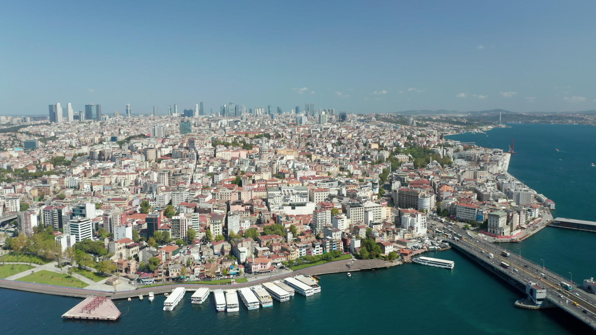 伊斯坦布尔广阔的城市在美丽清澈的蓝天上拍摄视频的预览图