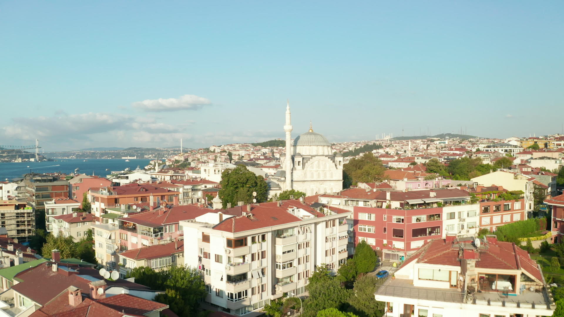 在光天化日之下伊斯丹布尔居民区的蓝天和清真寺被拍摄下来视频的预览图