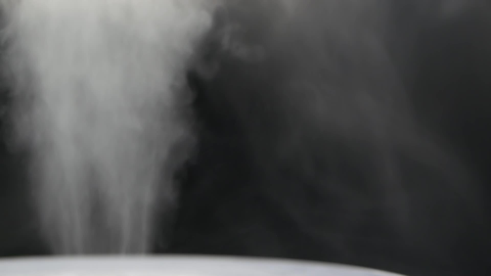 超声波加湿器的白色蒸汽视频的预览图