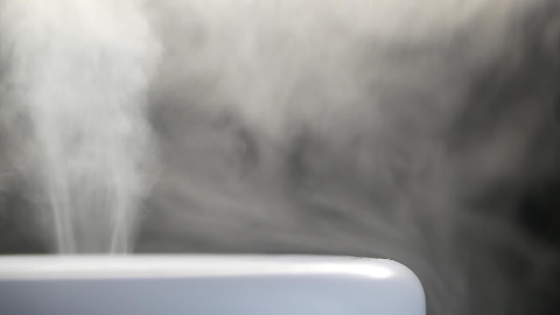 超声波加湿器的白色蒸汽来自扩散器的蒸汽用于空气保湿循环播放无休止的烟雾视频以检测家中的湿度空气保湿剂和视频的预览图