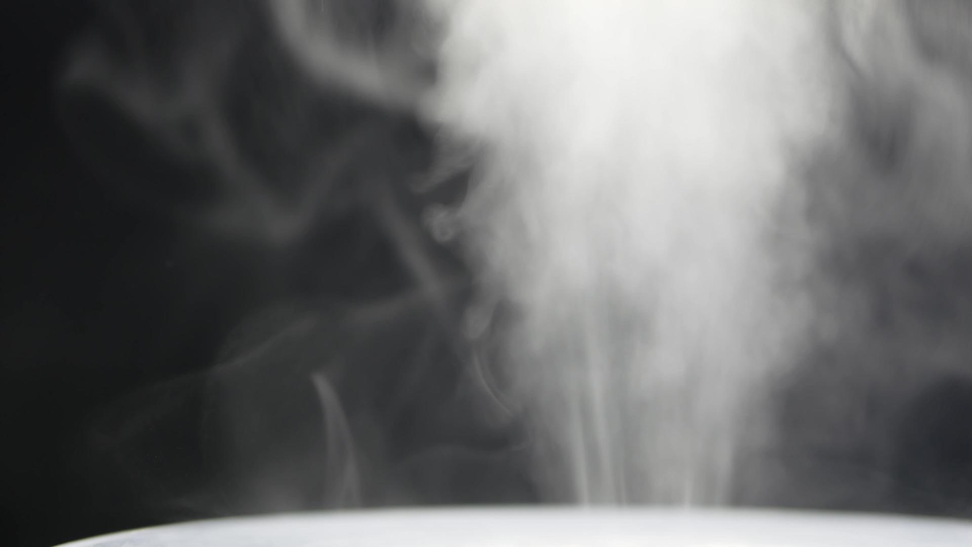 超声波加湿器的白色蒸汽视频的预览图