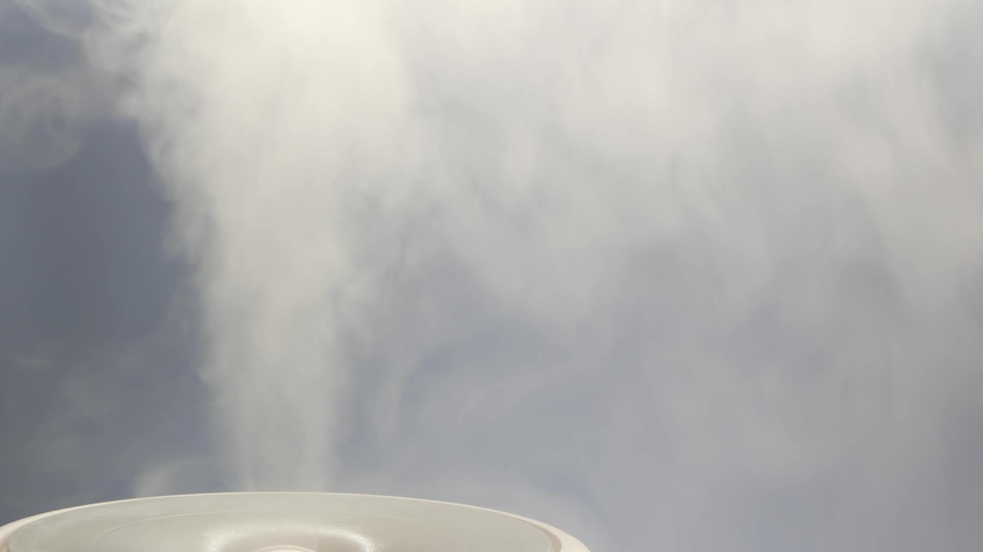 超声波加湿器的白色蒸汽来自扩散器的蒸汽用于空气保湿循环播放无休止的烟雾视频以检测家中的湿度空气保湿剂和视频的预览图