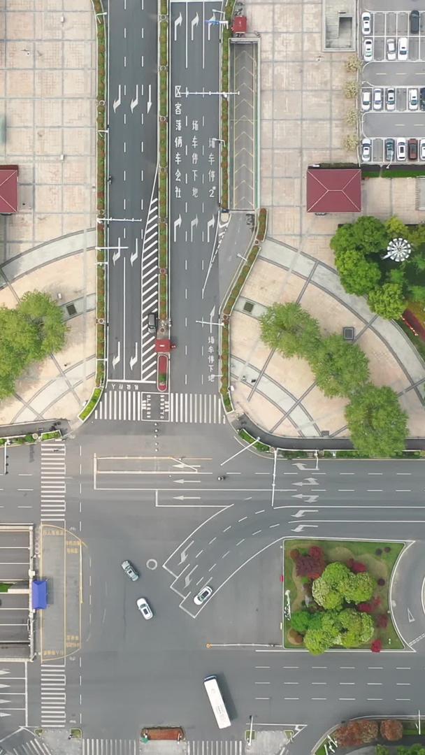 城市街景道路交通停车场人行道素材视频的预览图