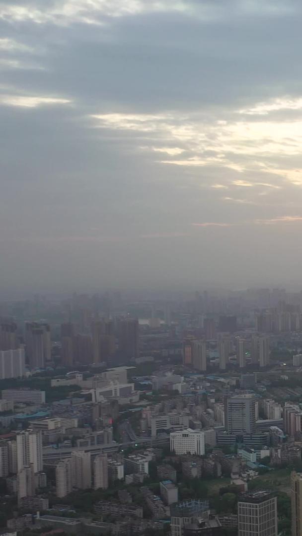 航拍城市夕阳落日天空地标天际线素材视频的预览图