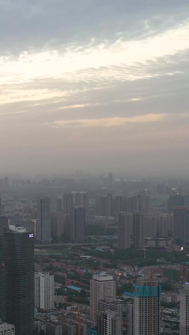 航拍城市夕阳落日天空地标天际线素材视频的预览图