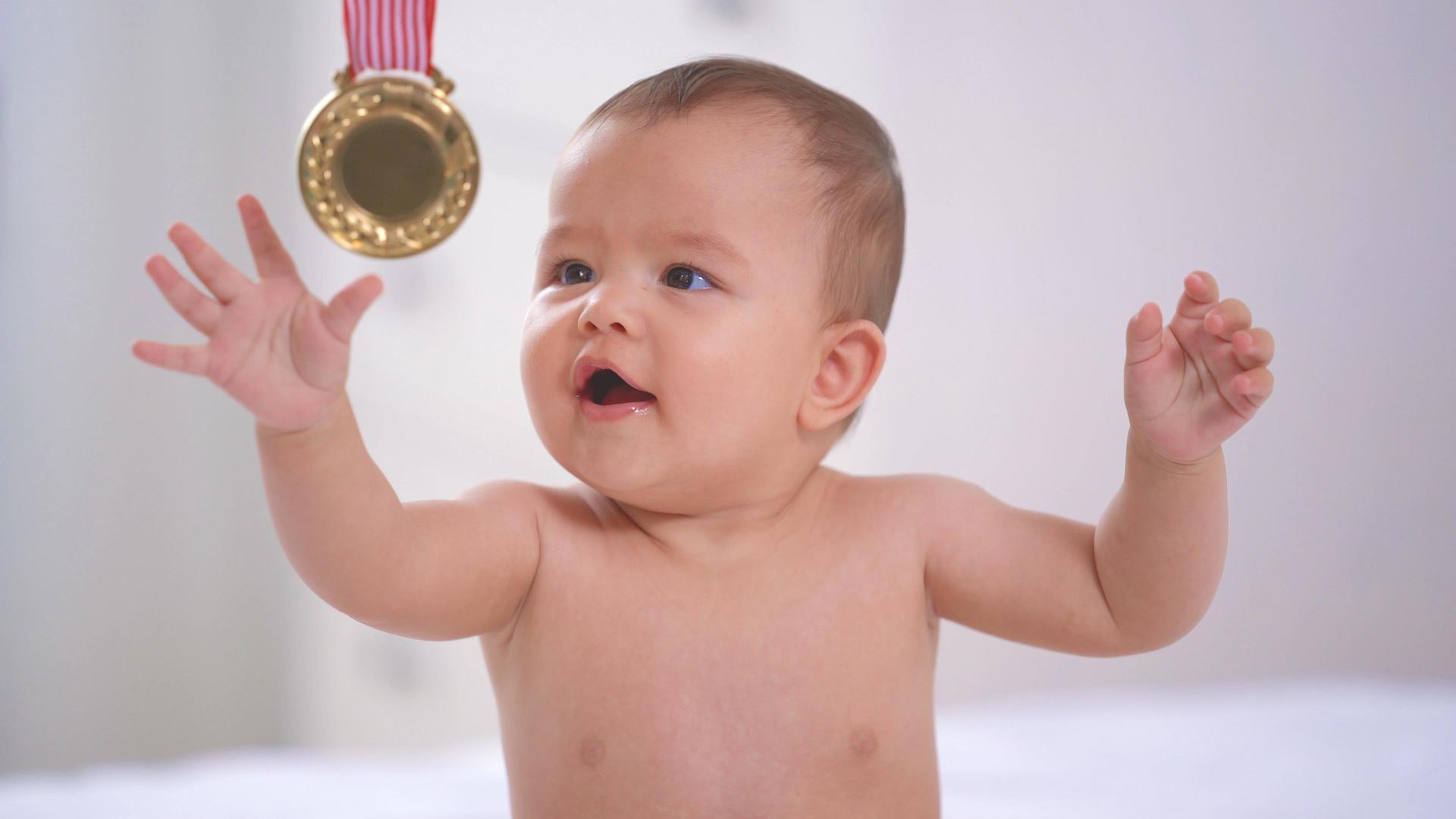 4k小婴儿伸手抓奖牌视频的预览图