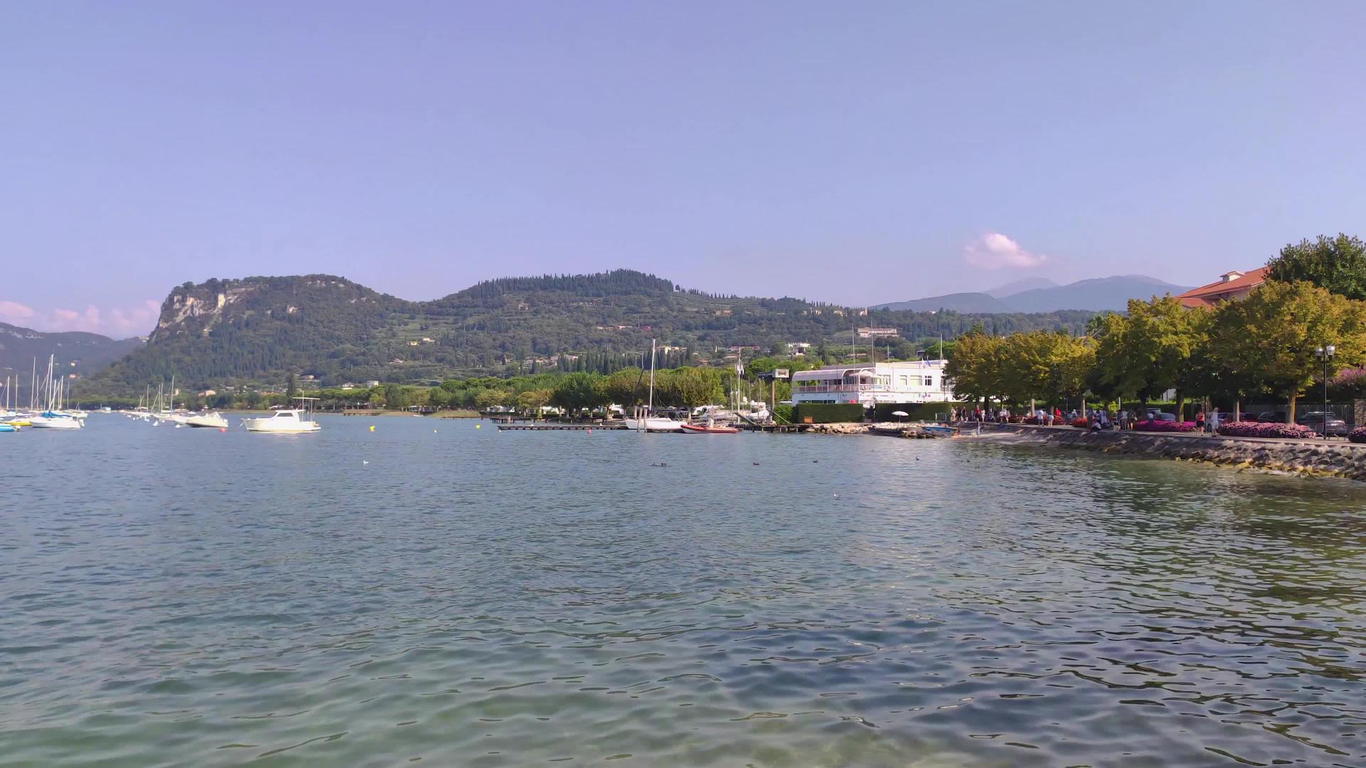 巴巴多利诺意大利河中的迦拿湖视频的预览图