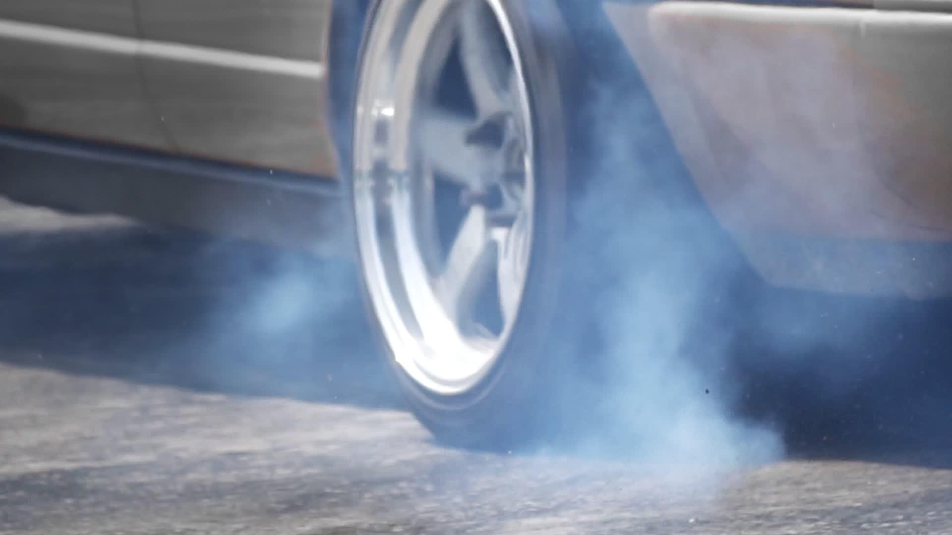 在高速轨道上燃烧轮胎的车轮视频的预览图