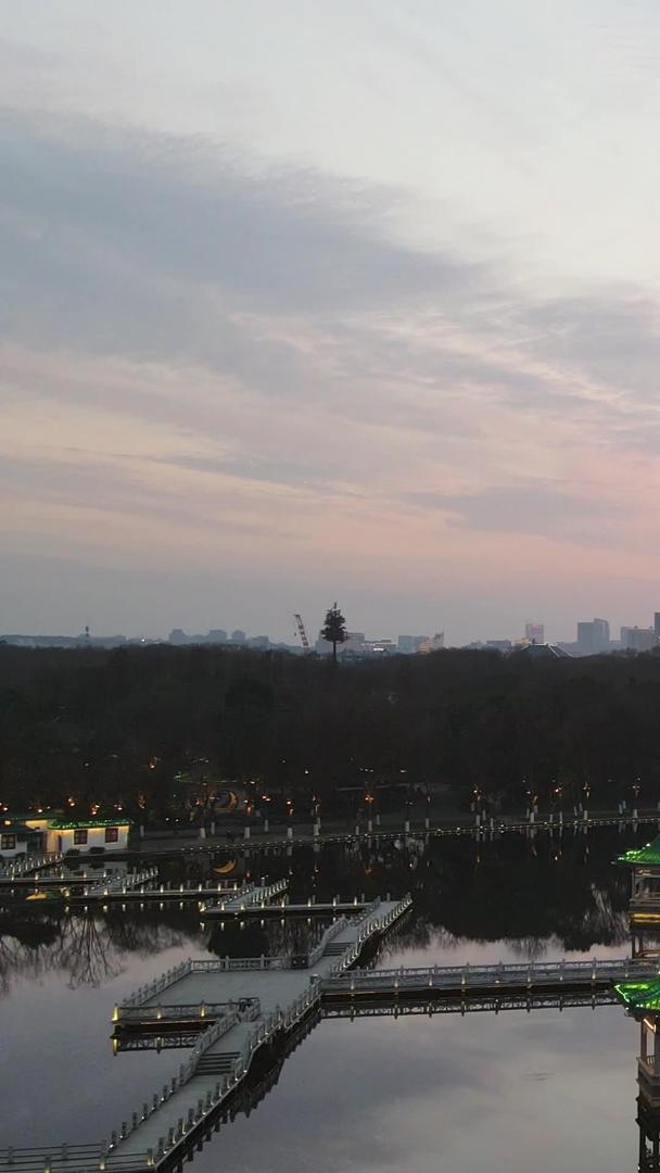 太阳拍摄城市夕阳夕阳天空湖景风光素材视频的预览图