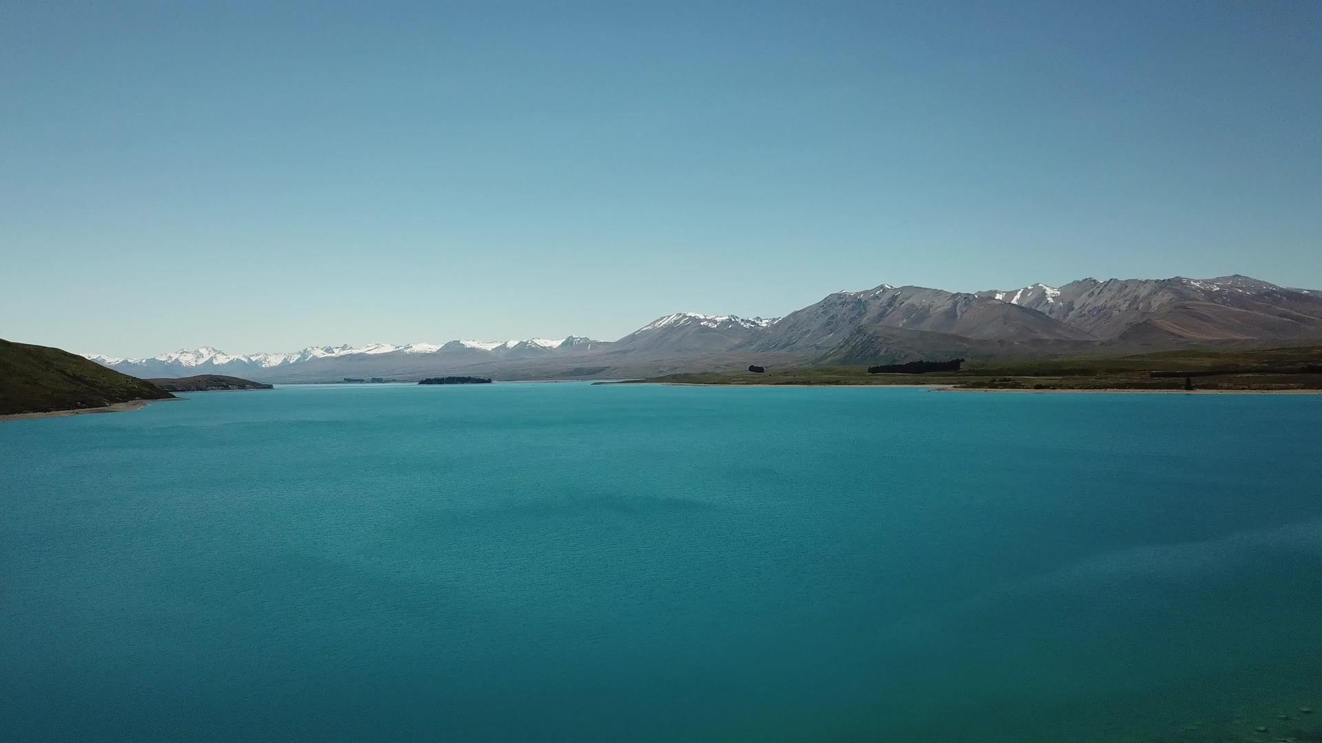 在Tekapo约翰山穿过湖边的空气视频的预览图
