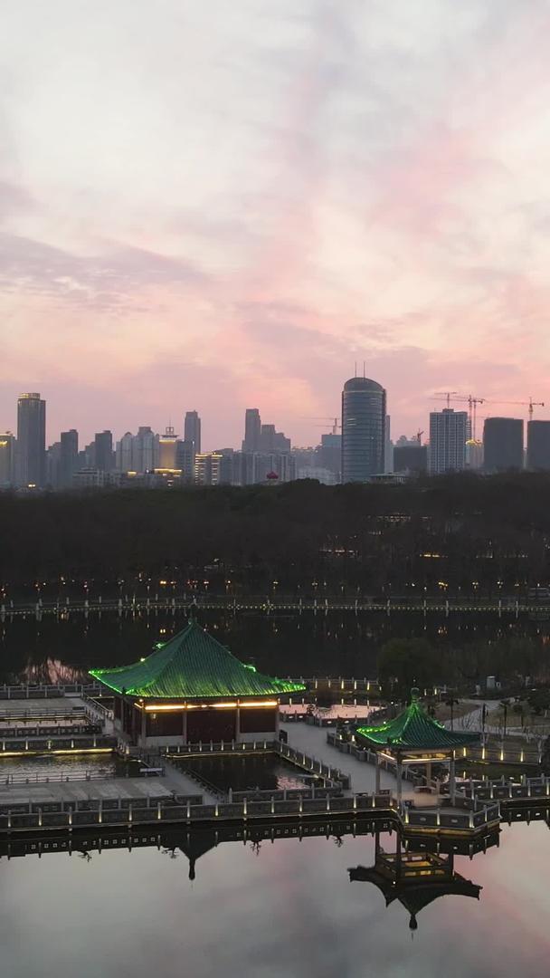 太阳拍摄城市夕阳夕阳天空湖景风光素材视频的预览图