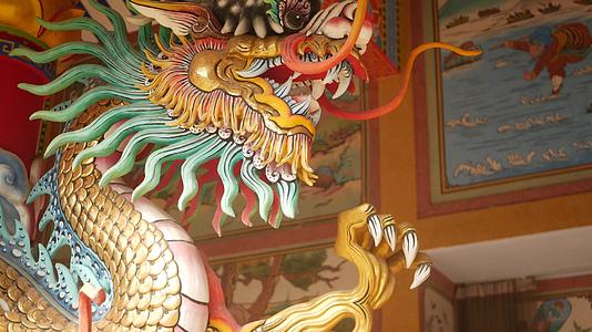 龙的五颜六色的宗教雕塑传统风格的神社用装饰品装饰泰国有艺术建筑和壮观的佛教寺庙东方文化中的神视频的预览图