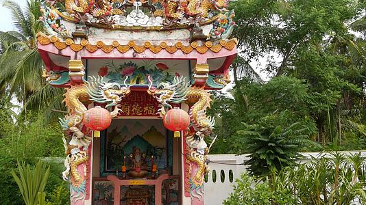 龙的五颜六色的宗教雕塑传统风格的神社用装饰品装饰泰国有艺术建筑和壮观的佛教寺庙东方文化中的神视频的预览图
