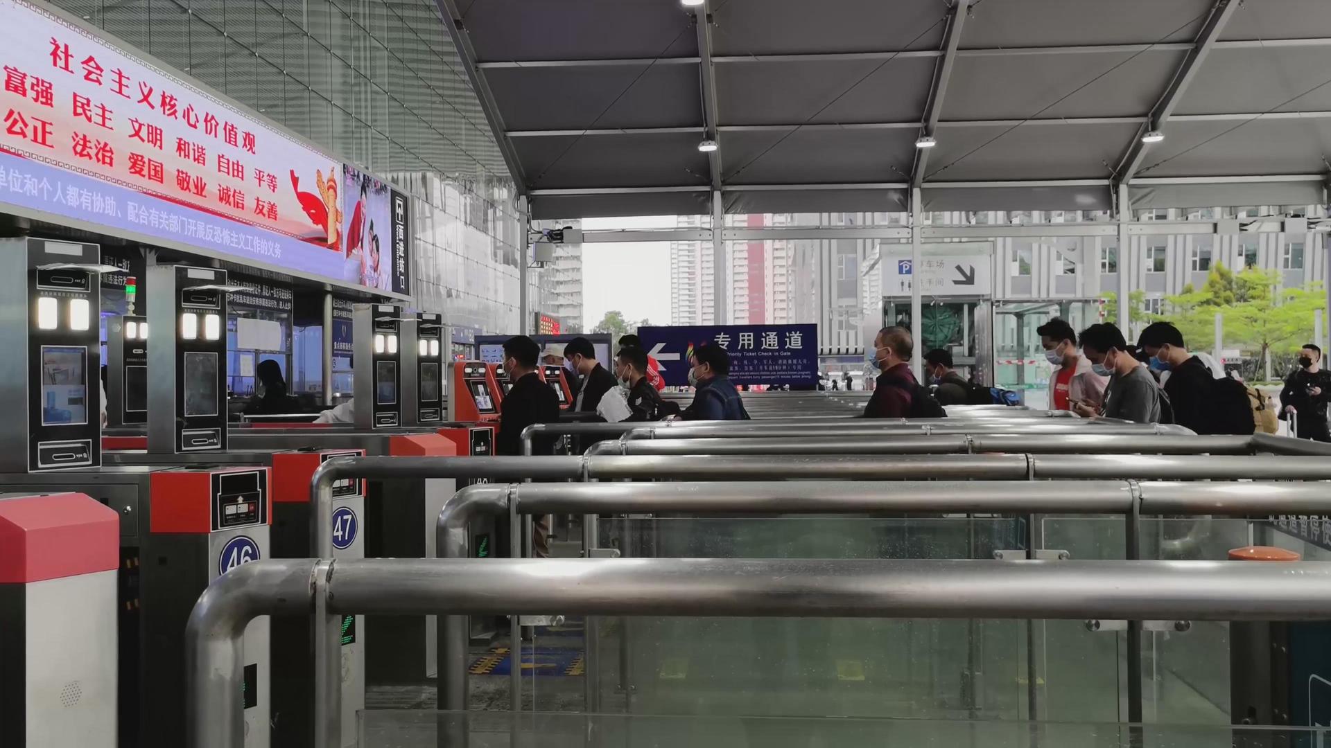 深圳高铁站进站口视频的预览图