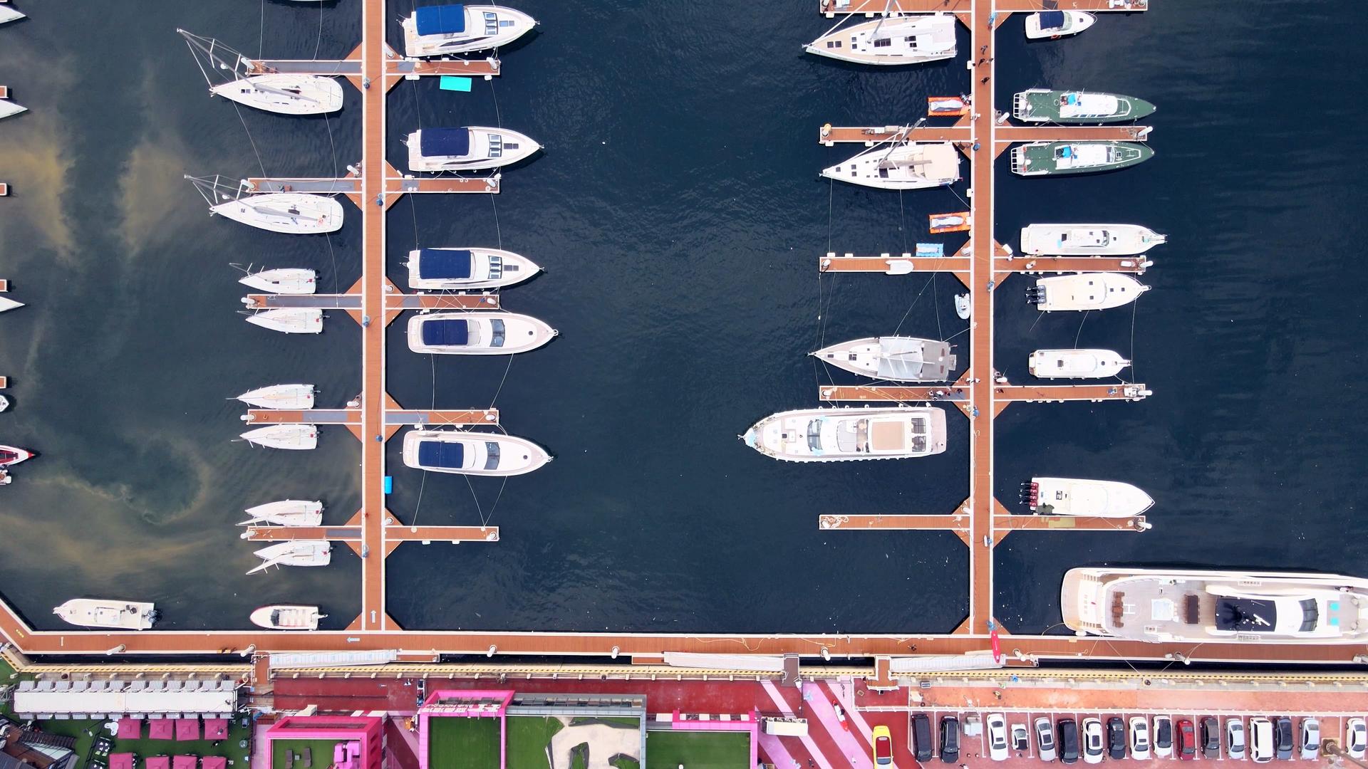 4K俯瞰游艇码头港口停泊船队大连东港中山区鸟瞰视频的预览图