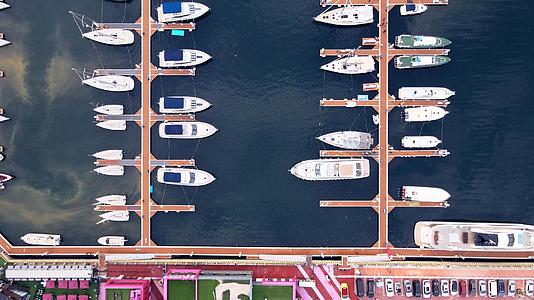 4K俯瞰游艇码头港口停泊船队大连东港中山区鸟瞰视频的预览图