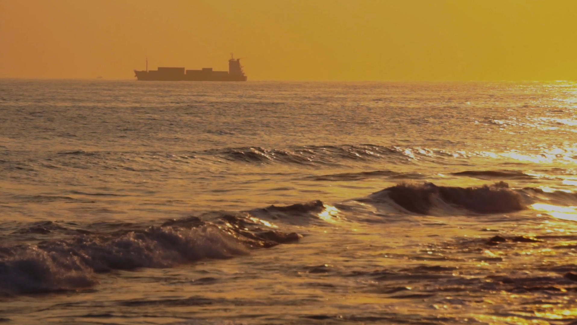 黄昏下的海上货轮和灯塔视频的预览图