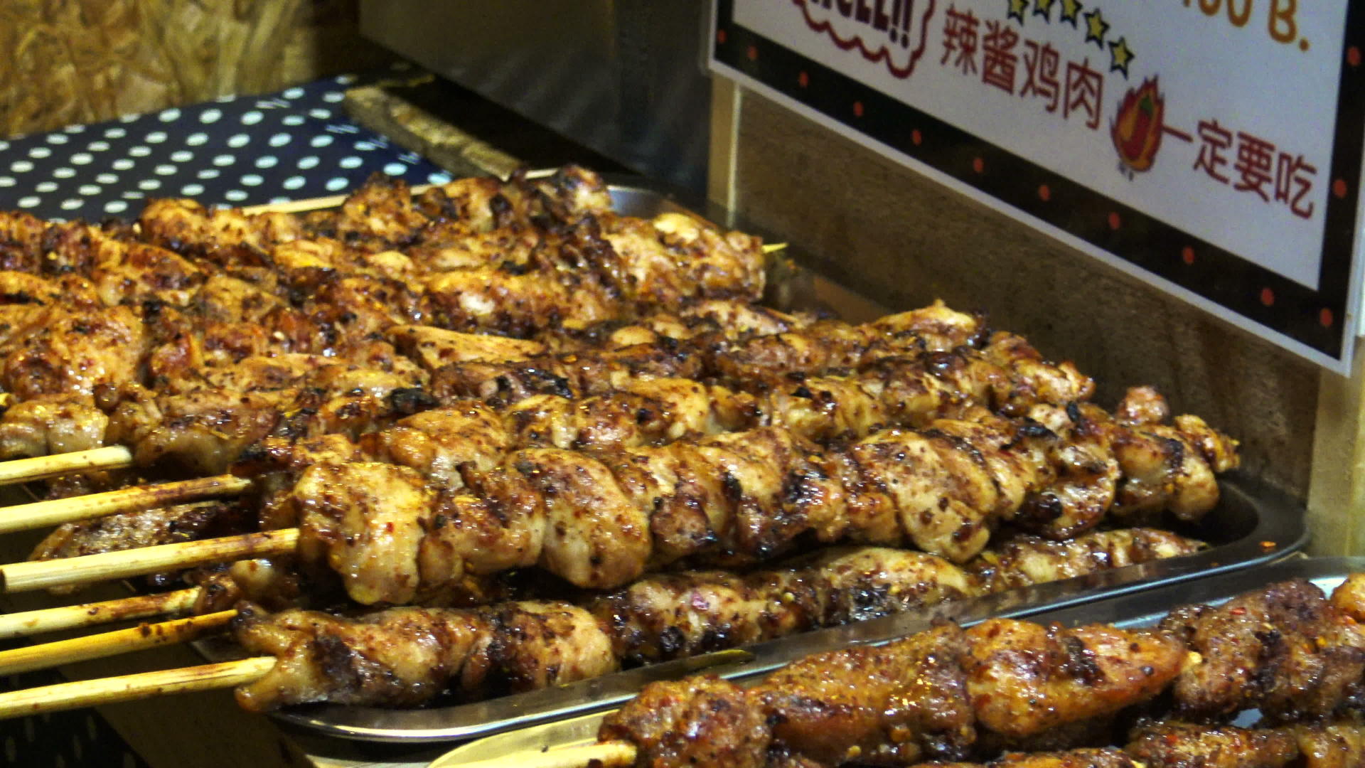鳄鱼肉和鸡肉烧烤在亚洲街头市场视频的预览图