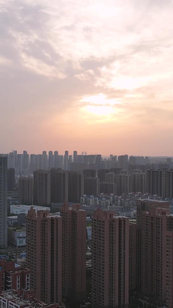 航拍城市夕阳夕阳夕阳天空街景素材视频的预览图