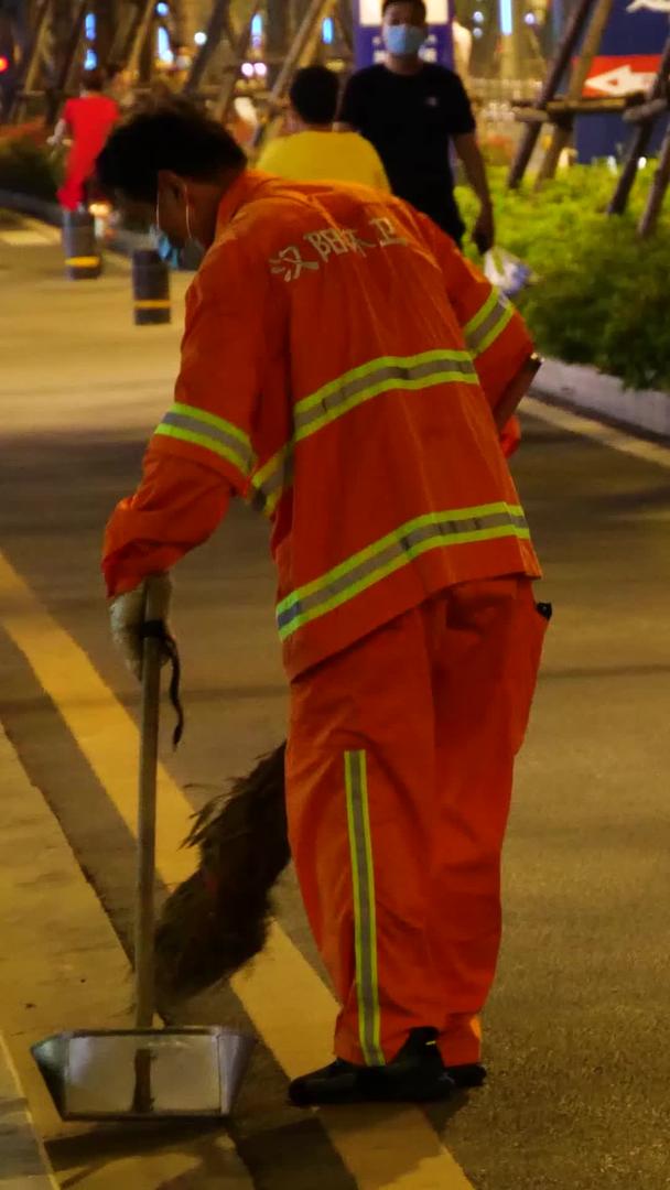 城市环卫工人夜间工作勤劳的环卫工人视频的预览图