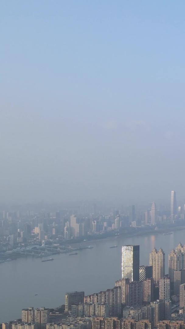 航拍城市高空俯瞰天际线地标建筑江景湖景素材视频的预览图