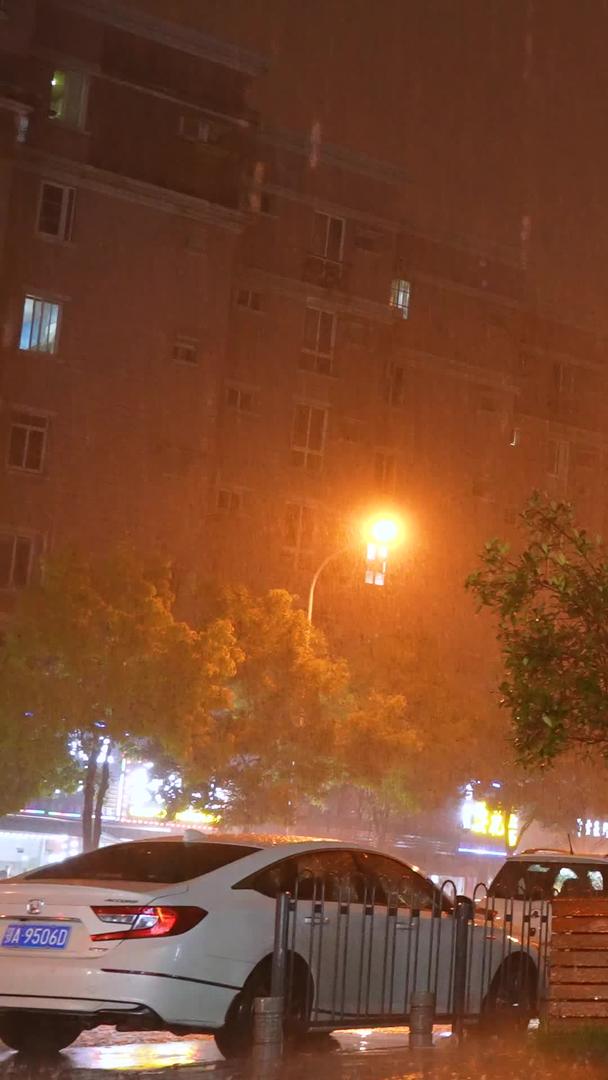 慢镜头升级拍摄材料城市天气雨天夜景暴雨街景灯光视频的预览图