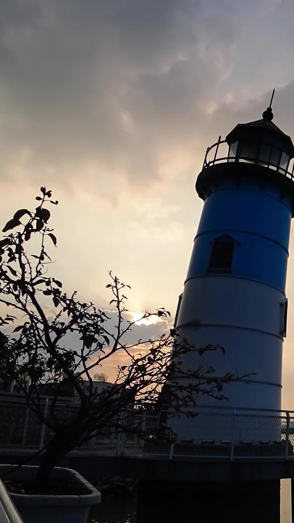 夕阳灯塔码头日落视频的预览图