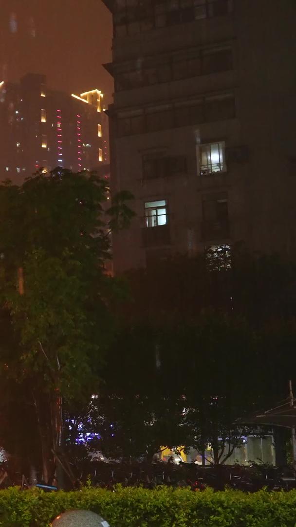慢镜头升级拍摄材料城市天气雨天夜景暴雨街景灯光视频的预览图
