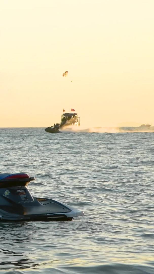 太阳底下的摩托艇视频的预览图